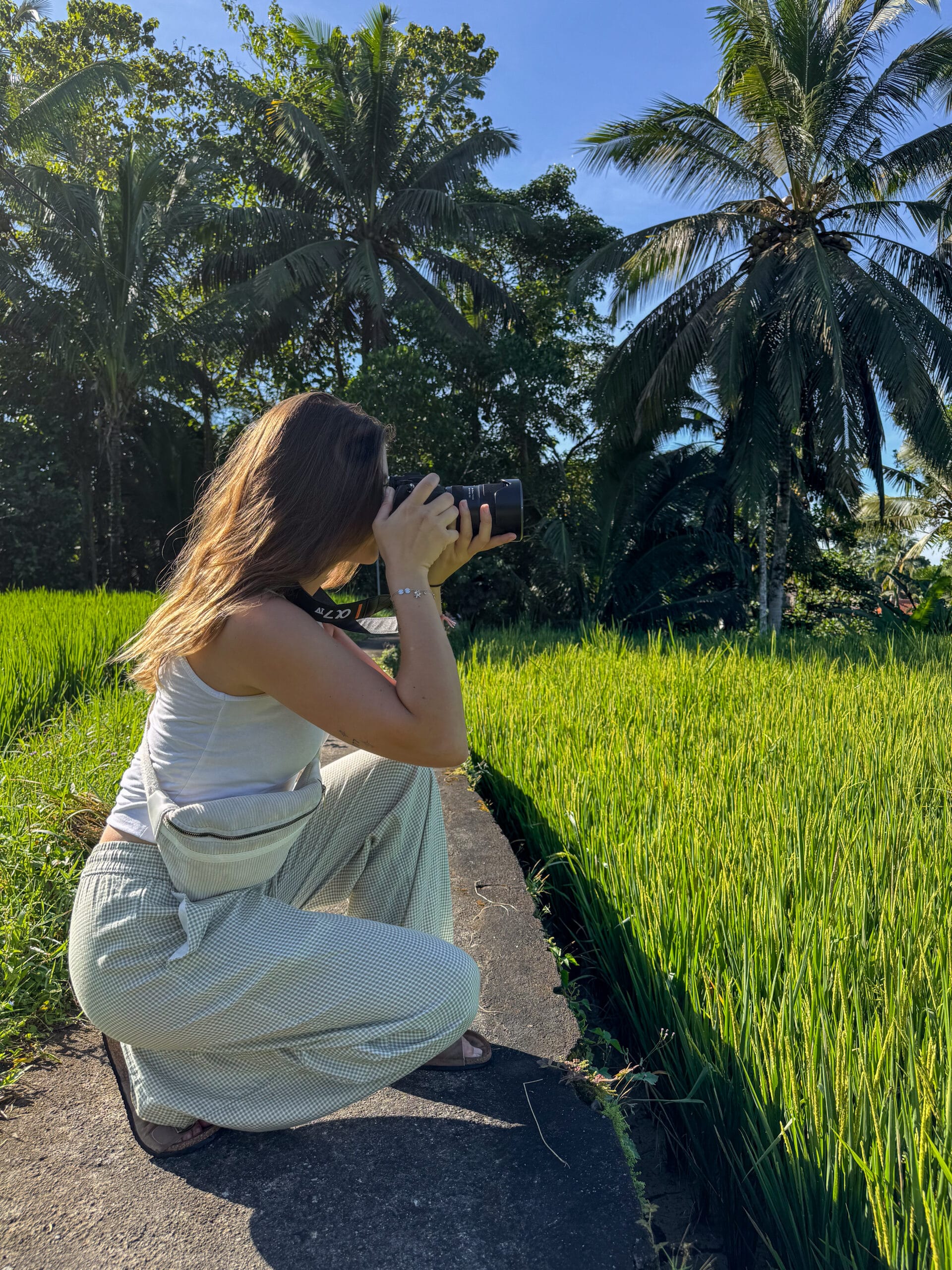 Margaux qui prend une photo des rizière